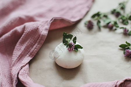 手工艺纸上带有鲜花和粉色毛巾的天然有机肥皂 具有复制空间泡沫生态肥皂盒润肤护理陶瓷作品配饰回收浴室图片