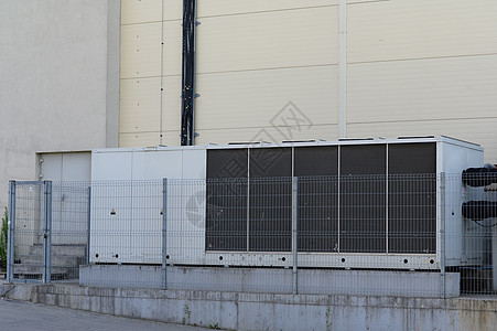 商场一侧的大型工业空调机 在Balk街对面图片