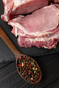 一大块猪肉卷 在生锈的黑暗背景屠夫烧烤肋骨炙烤木板烹饪桌子食物牛肉牛扒图片