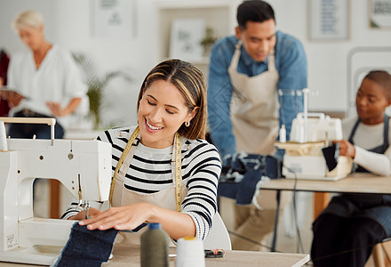 快乐而微笑的女裁缝在纺织厂从事设计和缝纫面料 一位快乐的女设计师和裁缝女士正在车间修理衣服图片