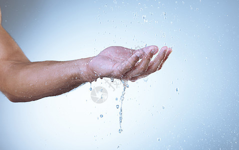 洗擦手掌 减少细菌 工作室拍到一个无法辨认的人用灰色的底部在自来水下伸出手图片