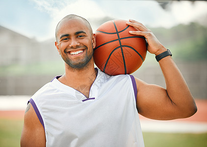 Got game 一个英俊的年轻男篮球运动员的剪裁肖像画 站在门外 手握着一个篮球图片