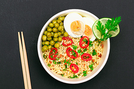 美丽的大面条 绿豆 鸡蛋 红热辣椒和绿色面条辣椒食品青菜早餐筷子蔬菜方便面杯子食物图片