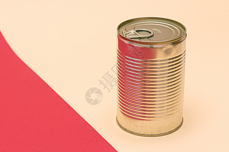 未打开的天罐 红和 Beige 背景上的分割红和 Beige 白边罐头养护小样盒子密封罐产品食物不锈钢金属密封背景图片