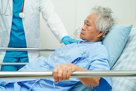 亚洲年长的老年女性患者在床边站着 却躺在床上等待家人住院 但希望她能安然无恙男人父母诊所保健疾病母亲医院病人医生照顾者图片