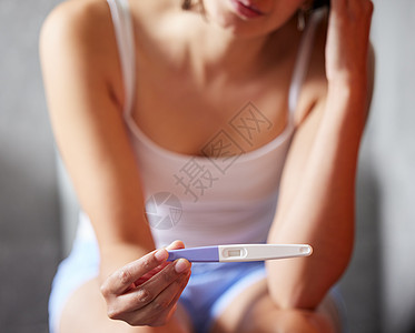 结果会是什么? 一个无法辨认的女人 在家里的浴室里做怀孕测试 (笑声)图片
