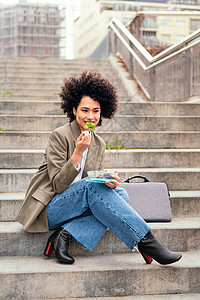 妇女在休息期间吃沙拉 在休工作时吃沙拉微笑女性学生女士快乐成人蔬菜管理人员盒子拉丁图片