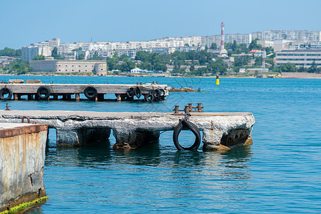 游艇停泊在码头海港 为豪华和游艇停泊 船只速度提供船舶娱乐 多洛米特人毛茸茸的高山美丽图片