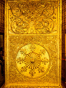 在寺庙里房间的金墙壁上 装饰着布置设计图案建筑宗教风格宝塔历史性细节装饰品传统金子古董图片
