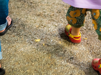 只在户外公园散步的腿人活动路面街道人行道脚步地面凉鞋人脚运动女士图片