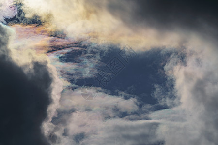 光在云中过冷水滴上的衍射 晴朗天气下蓝天的彩虹云 积云的虹彩 光学现象 光谱颜色射线云景阳光气象太阳晴天环境积雨季节气候图片