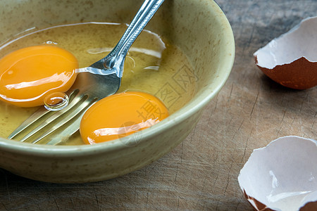 把鸡蛋碎成碗 准备做煎蛋卷白色黄色食物厨房美食液体食品烹饪蛋壳早餐图片