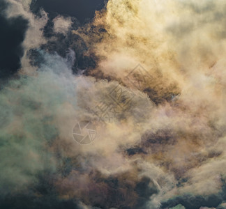 光在云中过冷水滴上的衍射 晴朗天气下蓝天的彩虹云 积云的虹彩 光学现象 光谱颜色射线环境天堂气候虹膜气象太阳天空云景卷层图片