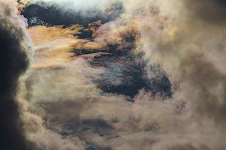 光在云中过冷水滴上的衍射 晴朗天气下蓝天的彩虹云 积云的虹彩 光学现象 光谱颜色太阳蓝色天堂卷层气象晴天积雨天空阳光气候图片