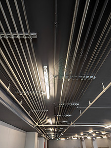 在天花板上安装电气金属导管管道力量管子框架线路电力设施工厂镀锌控制图片