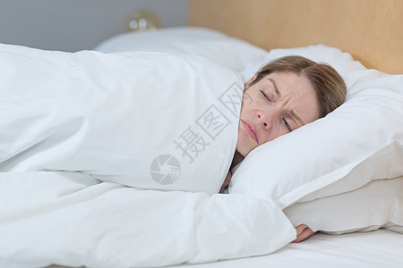 一个睡不着 心烦意乱的女人 躺在床上 躺在毯子下 想睡觉的照片思维苏醒女士音乐孤独卧室疾病恶梦说谎疼痛图片