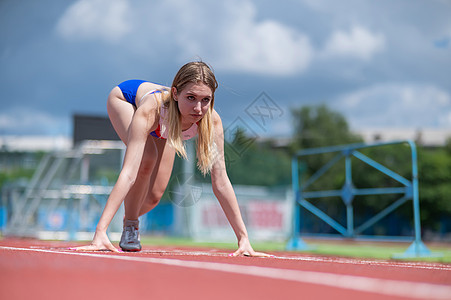 体育场的女性选手准备参加比赛冠军赛跑者短跑小路身体行动耐力运动鞋力量速度图片