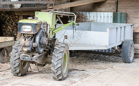 有拖车的典型的重型柴油手扶拖拉机 农村农用运输设备 便携式农业设备 步行微型拖拉机 启动系统是机械和手动的修炼者机动化工程农场柴图片