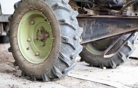 有拖车的典型的重型柴油手扶拖拉机 农村农用运输设备 便携式农业设备 步行微型拖拉机 启动系统是机械和手动的修炼者车辆工作农业机械图片