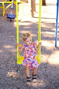 小女孩在游乐场的秋千图片
