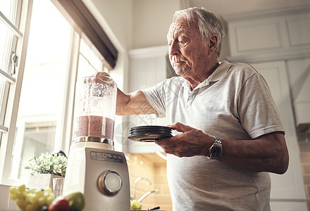做品味测试的时间到了 一个老人在家厨房里做冰淇淋图片
