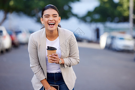 他们会找到你的鞋带的位置 一位快乐的年轻女商务人士的肖像 在户外午休时喝咖啡 与城市背景相伴而居 (笑声)图片