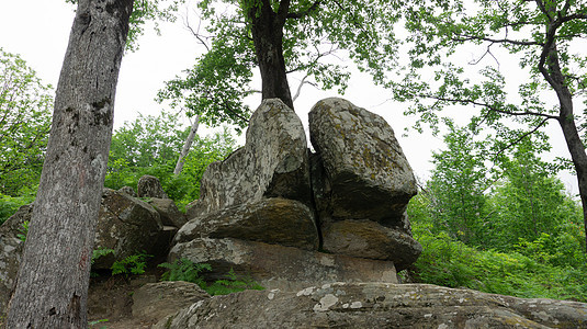 在索奇俄罗斯的贝伦代耶沃王国 一条漫长旅游路线的尽头 一个山顶上的古老石块图片