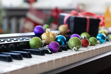 音乐合成器上的新年作曲 花环的灯 快乐圣诞贺卡 新年快乐音乐会歌曲玩具乐器浆果自行车钢琴娱乐键盘静物图片