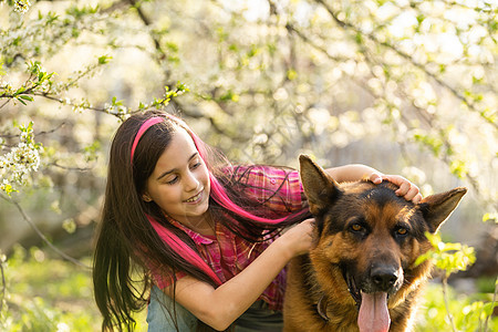 可爱的小女孩拥抱和休息 在肩上的狗猎犬幸福快乐公园童年朋友微笑女性宠物孩子图片