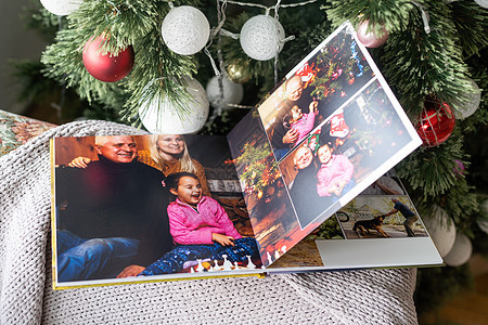 在圣诞树附近旅行的相册照片书周年档案相片集盒子收藏夫妻专辑画廊框架图片