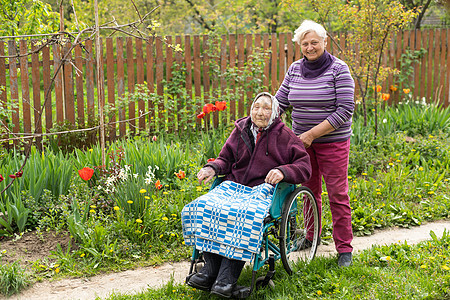年长祖母与春生孙女一起轮椅上轮椅背景图片