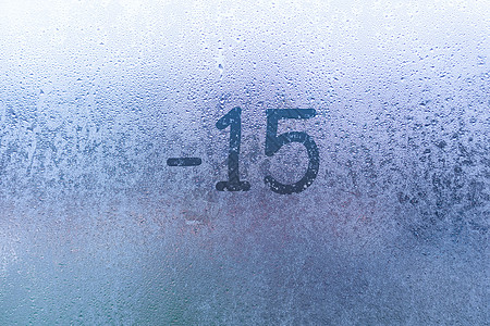 雾中窗口的手写温度 零下15度以下 冷冻天气概念(CED)图片