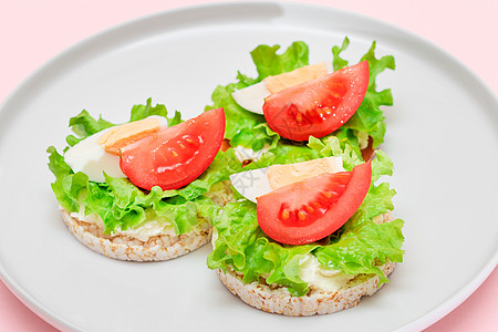 配有番茄 生菜和鸡蛋的饼干三明治沙拉绿色薄脆健康饮食饮食食物奶油蛋糕小吃早餐图片