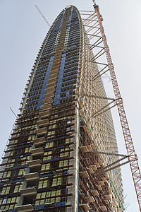 正在建造的高楼大楼底部的起重机景象图片