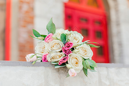新娘的花束就放在美丽的背景上图片