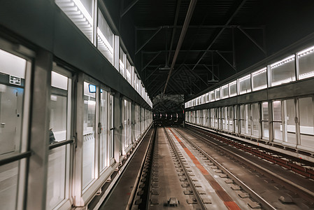 机场航站楼之间移动地铁车厢的前舱视图 在巴塞罗那乘坐无人驾驶地铁 先进的交通系统 地下隧道图片