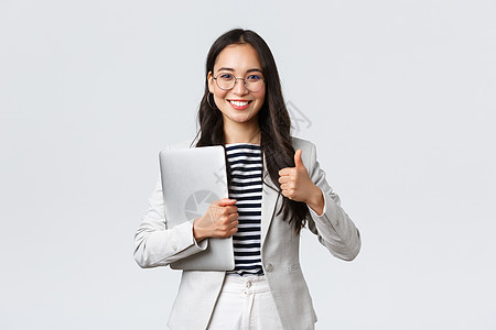 商业 金融和就业 女性成功企业家的概念 自信的美貌治疗师或身穿白色西装的女商务人士 拿着笔记本电脑 竖起大拇指成人经纪人人士快乐图片