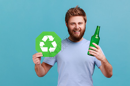 穿着T恤的人拿着玻璃瓶 回收绿色符号 整理垃圾 节省生态环境费用图片