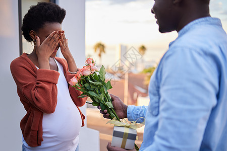 闭上你的眼睛 一个无法辨认的男人 在家里一天里 用玫瑰给怀孕的老婆吃一惊图片