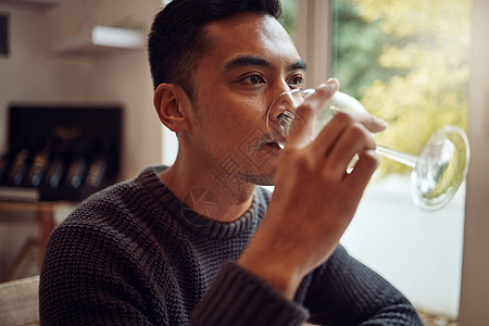 了解葡萄酒的最好方法就是喝酒 一个年轻人喝葡萄酒了图片