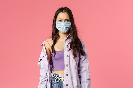 Covid19 检疫 人的观念 厌倦呆在室内 戴着医用面罩 看着镜头悲伤 与疾病 冠状病毒大流行作斗争的时尚年轻女性的画像安全药图片