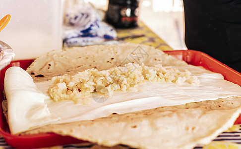 传统的 Quesillo 配腌洋葱 传统尼加拉瓜 Quesillo 的制备 制作美味尼加拉瓜奶酪的人 准备传统尼加拉瓜 Ques图片