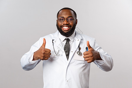 医疗保健 医学和医院治疗理念 戴着眼镜和白大衣的非洲裔美国大胡子医生感到满意 松了一口气 告诉病人他们的测试结果很好咨询情况流感图片