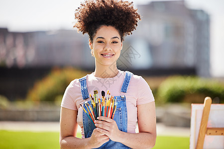 我手艺的工具 公园里一位迷人年轻女子画画的剪裁肖像图片