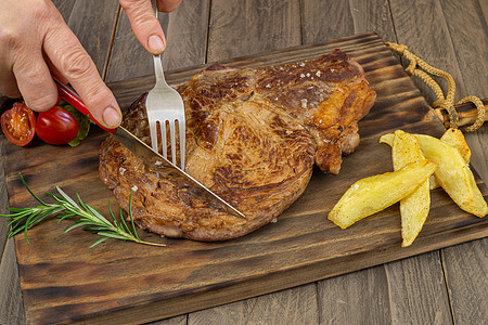 配土豆和蔬菜的牛肉炙烤烧烤生肉屠夫动物烤架餐厅食物奶牛润滑脂图片