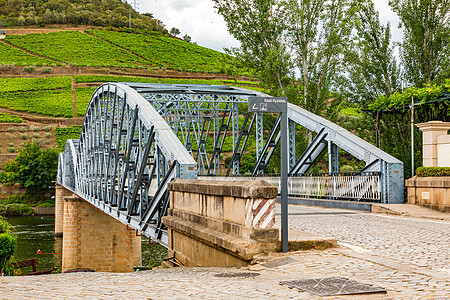 葡萄牙平豪附近的Alto Douro葡萄酒区杜罗河上的钢桥图片