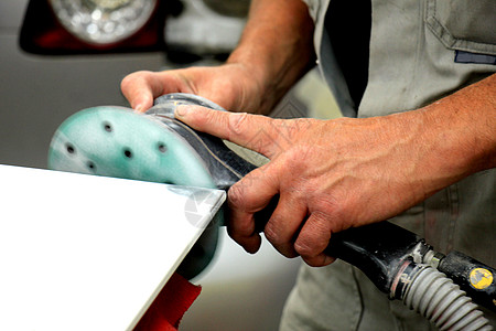 男子在汽车修理车间 用研磨机粉碎汽车零件修复作坊工人维修服务抛光车身磨床机械修理工图片