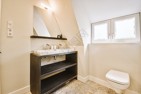 厕所和下水道的厕所白色浴室龙头毛巾反射家庭公寓脸盆卫生间镜子图片