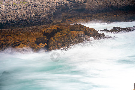 大西洋 风雨如磐的夏日在多岩石的海滩的大海波浪 天生丽质 壮观的海景海洋天气风暴支撑风景喷涂海岸线海浪环境海岸图片