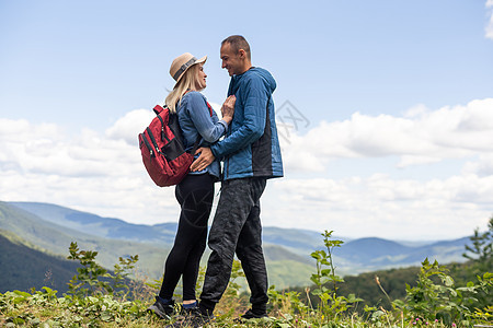 在山上享受大自然的年轻美美夫妇潮人冒险旅行阳光闲暇背包游客夫妻运动男人图片